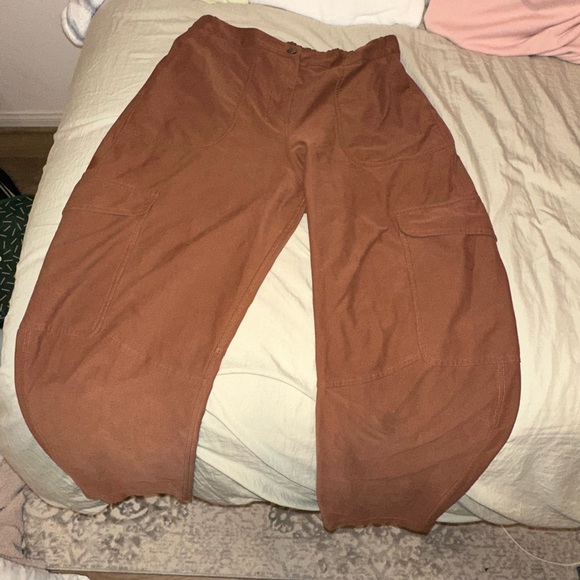 Lululemon Light Utilitech Cargo Pant - Picture 2 of 4
